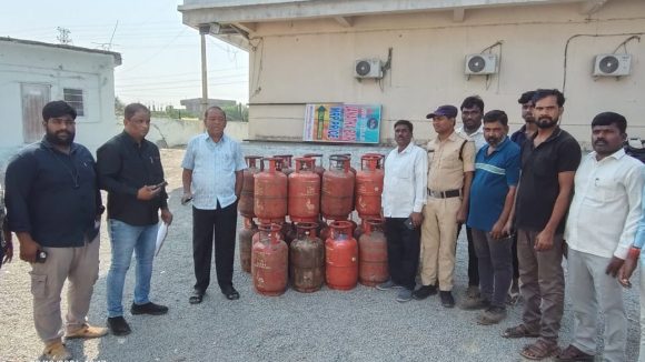 Gas Shortage: మెదక్ ఉమ్మడి జిల్లాలో గ్యాస్ సిలిండర్ల కోసం క్యూ కడుతున్న జనాలు