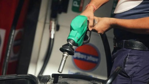 Petrol-Diesel Prices: భగ్గుమంటున్న అంతర్జాతీయ చమురు ధరలు.. పెట్రో ధరల పెంపుపై కేంద్రం కీల‌క ప్ర‌క‌ట‌న‌