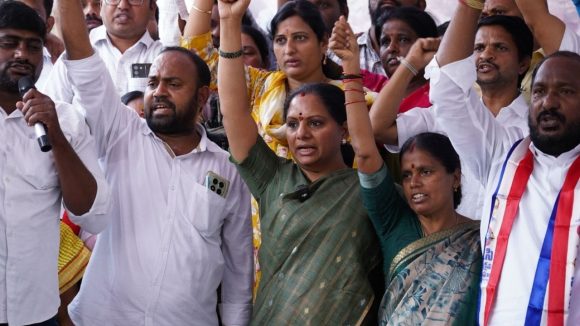 ఉద్యోగులకు కల్వకుంట్ల కవిత బహిరంగ క్షమాపణ.. న్యాయం చేయలేకపోయామంటూ పశ్చాత్తాపం
