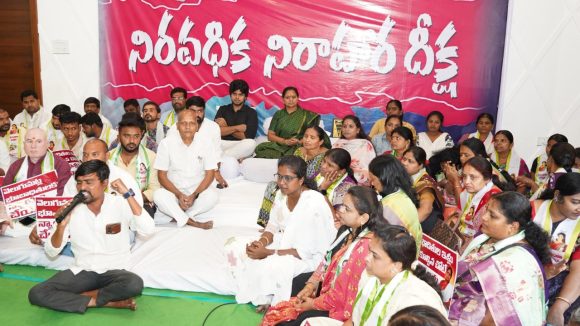 Kavitha: కాంగ్రెస్ ఎంపీ అభ్యర్థిగా పోటీ చేసిన పార్టీ ఫిరాయించలేదా? ప్రభుత్వంపై కవిత ఫైర్