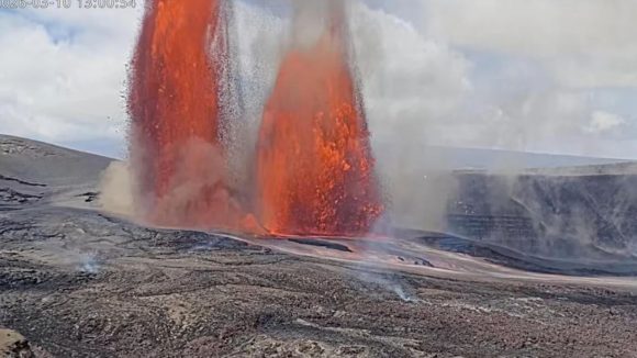 Kilauea Volcano: వేయి అడుగుల ఎత్తుకు ఎగిసిన లావా..  నిప్పులు చిమ్మిన అగ్నిపర్వతం