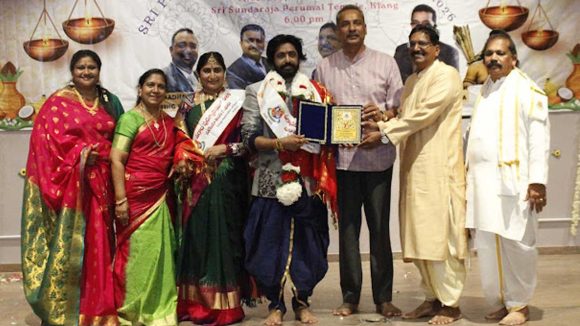 మలేషియాలో ‘మన్యం ధీరుడు’ చిత్రానికి అవార్డ్.. ఆర్.వి.వి.సత్యనారాయణకు ఉగాది పురస్కారం..