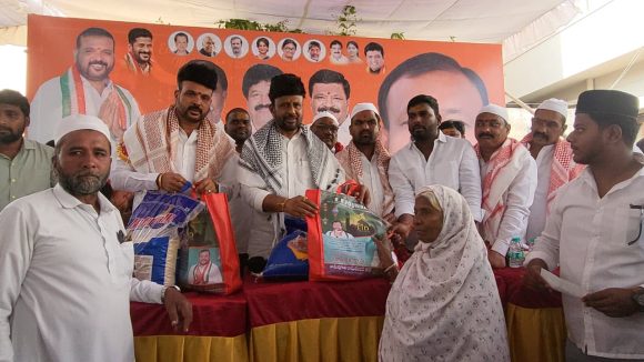 Medchal News: ముస్లిం సోదరులకు రంజాన్ కానుకలు పంపిణీ చేసిన డీసీసీ అధ్యక్షుడు వజ్రేష్ యాదవ్