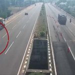 Road Accident: పండుగ వేళ ఘోర ప్రమాదం.. లారీని ఢీకొన్న బైక్.. ఇద్దరు దుర్మరణం