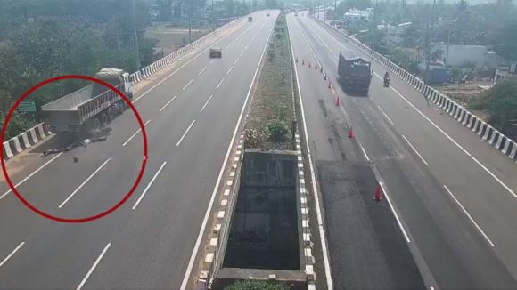 Road Accident: పండుగ వేళ ఘోర ప్రమాదం.. లారీని ఢీకొన్న బైక్.. ఇద్దరు దుర్మరణం