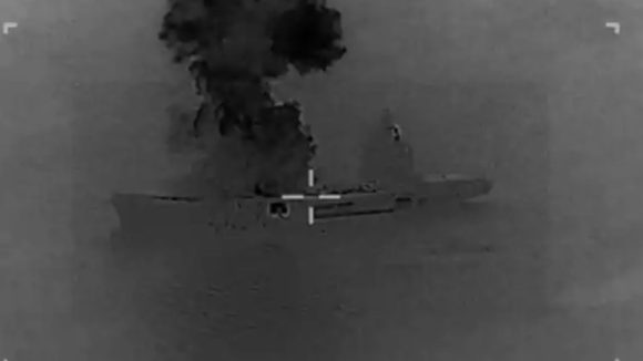 US strikes on Iran: మధ్యప్రాచ్యంలో ముదిరిన యుద్ధం.. ఇరాన్ డ్రోన్ క్యారియర్‌పై అమెరికా మెరుపు దాడి!