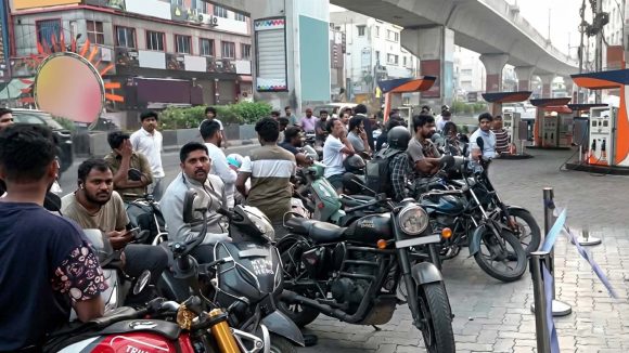 Fuel Crisis: తగ్గని ఇంధన టెన్షన్.. సర్కార్ భరోసా ఇచ్చినా వీడని పెట్రోల్ తిప్పలు!