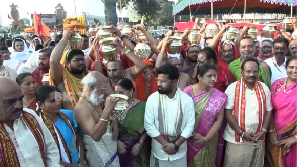 Vijayawada: ఇంద్రకీలాద్రిపై ఆధ్యాత్మిక శోభ.. కనకదుర్గమ్మ సన్నిధిలో వైభవంగా మహా కుంభాభిషేకం