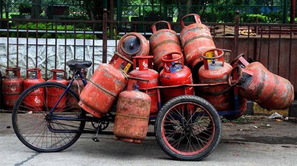 Gas Cylinder Price Hike: సామాన్యుడికి షాక్.. భారీగా పెరిగిన సిలిండర్ ధరలు.. హైదరాబాద్‌లో కొత్త రేట్లు ఇవే!