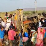 YSR District: నెయ్యి ట్యాంకర్ బోల్తా..  బకెట్లు, బాటిళ్లతో ఎగబడ్డ జనం