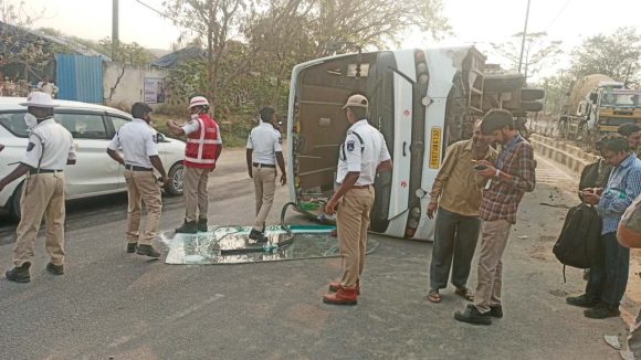 Bus Accident: బాచుపల్లిలో ఘోర ప్రమాదం.. బోల్తా పడిన ప్రైవేట్ మినీ బస్సు.. స్పాట్‌లో 10 మంది ఫార్మా ఉద్యోగులు