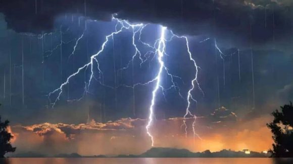 Weather Alert: అల్లకల్లోలంగా ఏపీ వాతావరణం.. రేపు, ఎల్లుండి పిడుగులతో కూడిన వర్షాలు.. బ‌య‌ట‌కు రావొద్దు