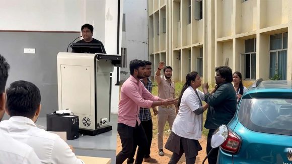 Bengaluru Incident: విద్యాబుద్ధులు నేర్పాల్సిన గురువే లవ్ పాఠాలు చెబితే.. విద్యార్థిని చెప్పుతో దెబ్బ.. వీడియో వైరల్!