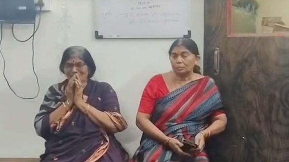 Guntur District: గుంటూరు జిల్లాలో దారుణం.. ఆస్తి రాసివ్వలేదని తల్లిని బయటకు తోసేసి..