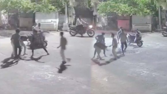 Drunken Attack: వరంగల్‌లో ఆకతాయిల వీరంగం.. బైక్‌పై వెళ్తున్న వారిపై బీరు సీసాలతో దాడి, సీసీ ఫుటేజ్