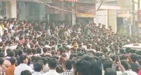 Kozhikode: కేవలం ఒక్క రూపాయికే బూట్లు.. ఆఫర్ కోసం ఎగబడ్డ జనం.. చివరకు లాఠీచార్జ్!