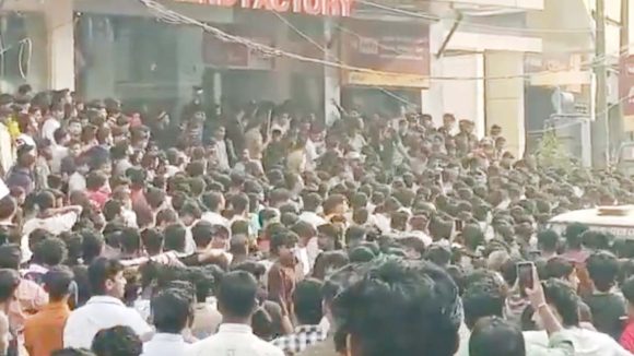 Kozhikode: కేవలం ఒక్క రూపాయికే బూట్లు.. ఆఫర్ కోసం ఎగబడ్డ జనం.. చివరకు లాఠీచార్జ్!