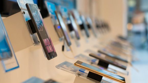 Smartphone Sales Decline: భారీగా తగ్గిన స్మార్ట్‌ఫోన్ విక్రయాలు.. కొనుగోలు చేయడానికి వినియోగదారుల వెనుకడుగు.. కారణాలు ఇవే
