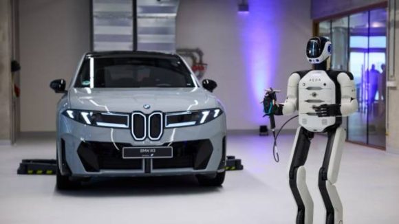 Robots Make BMW: లగ్జరీ కార్లు తయారు చేస్తున్న రోబోలు.. జర్మన్ కంపెనీ ప్రయోగం