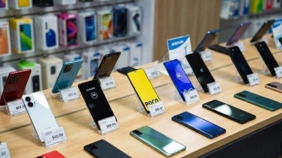 Smartphone Price Hike: ఫోన్ ధరలు పెంచేసిన అన్ని కంపెనీలు.. మోటోరోలా మాత్రం ధర తగ్గింపు..