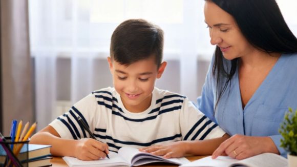 Kids Focus on Studies: మీ పిల్లాడు సరిగా చదువుకోవడం లేదా? పిల్లల్లో చదువు పట్ల ఆసక్తి పెంచడానికి ఈ ట్రిక్స్ పాటించండి