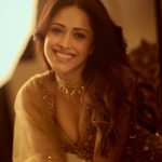 Nushrratt Bharuccha: స్మైల్ ఇస్తూనే సెగలు పుట్టిస్తున్న నుస్రత్.. హీట్ పెంచేస్తోంది భయ్యా!