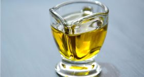 Olive oil: ఆలివ్ ఆయిల్ ను ఇలా ఎప్పుడైనా వాడారా? ముఖానికి మెరుపునిస్తుంది