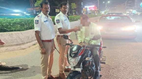 Drunk Driving: పీకల దాకా ఫుల్లుగా తాగారు.. దొరికిపోయారు..!