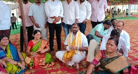 MP Vaddiraju: పాల్వంచ శ్రీవెంకటేశ్వర స్వామి ఆలయంలో ఎంపీ వద్దిరాజు  ప్రత్యేక పూజలు