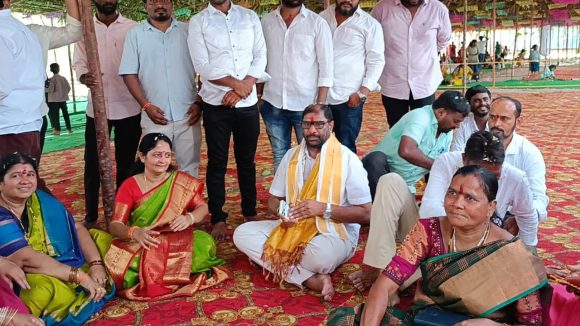 MP Vaddiraju: పాల్వంచ శ్రీవెంకటేశ్వర స్వామి ఆలయంలో ఎంపీ వద్దిరాజు  ప్రత్యేక పూజలు