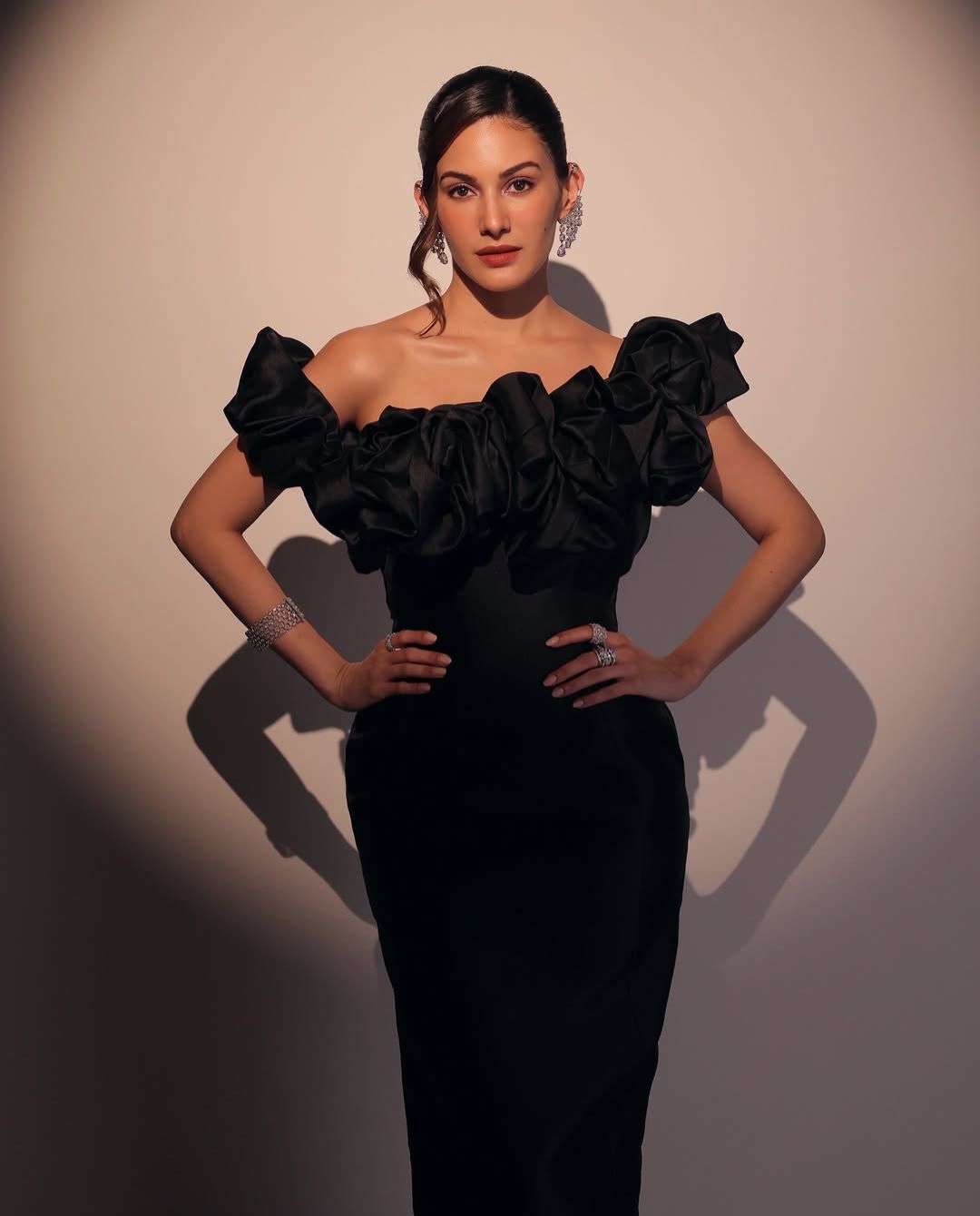 Amyra Dastur: బ్లాక్ అవుట్ ఫిట్ లో అందంతో మెస్మరైజ్ చేస్తున్న అమైరా దస్తూర్!