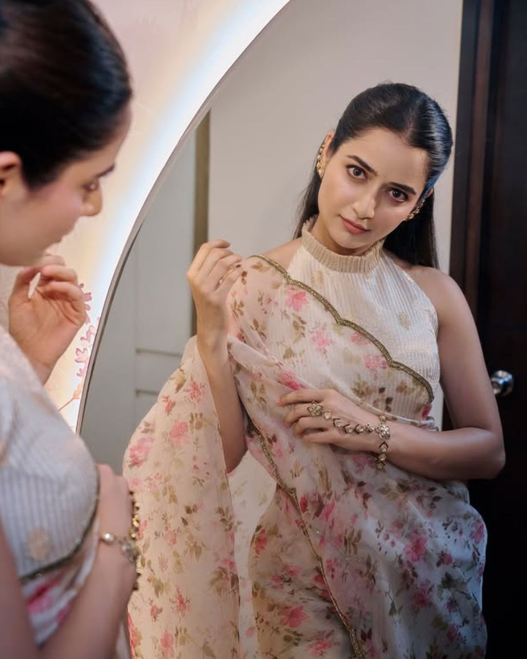 Ashika Ranganath : చీరలో వయ్యారాలు వలకబోస్తున్న ఆషిక.. ఇంత అందాన్ని చూస్తూ ఆగుతారా..!