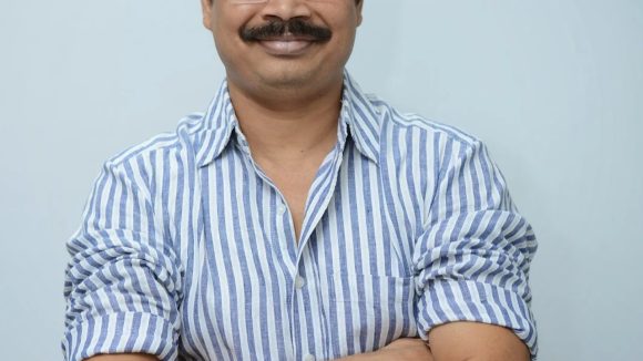 సినిమాల కోసం ప్రభుత్వ ఉద్యోగాన్ని పక్కనపెట్టిన డైరెక్టర్.. కట్ చేస్తే ఇండస్ట్రీలో ఇలా?