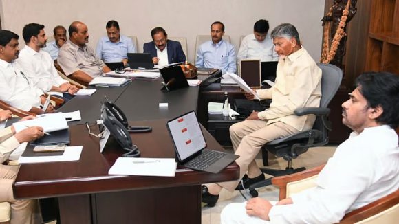 కేబినెట్ భేటీ తర్వాత మంత్రులతో సీఎం చంద్రబాబు.. తాజా రాజకీయాలపై చర్చ, తిప్పికొట్టాలని సూచన