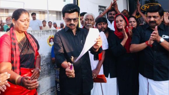 Delimitation Protest: అన్నట్టుగానే తమిళనాడులో.. డీలిమిటేషన్ పత్రాలను తగలబెట్టిన సీఎం స్టాలిన్