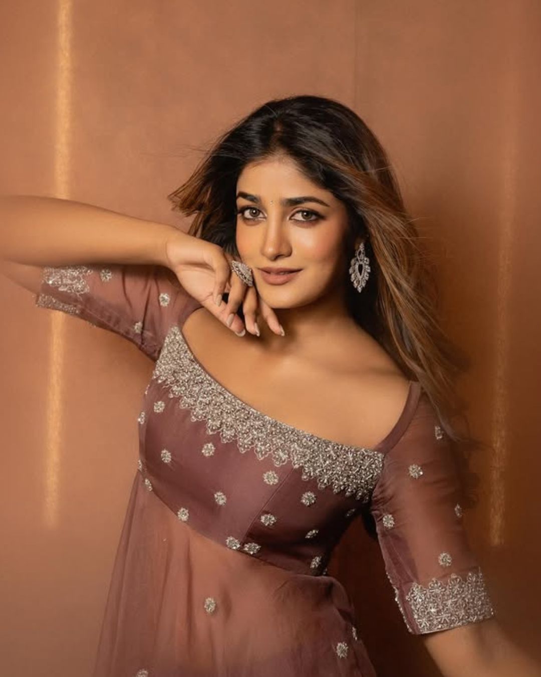 Dimple Hayathi : ట్రెడిషినల్ లుక్ లో తళుక్కుమన్న డింపుల్.. ఫోటోలు వైరల్..
