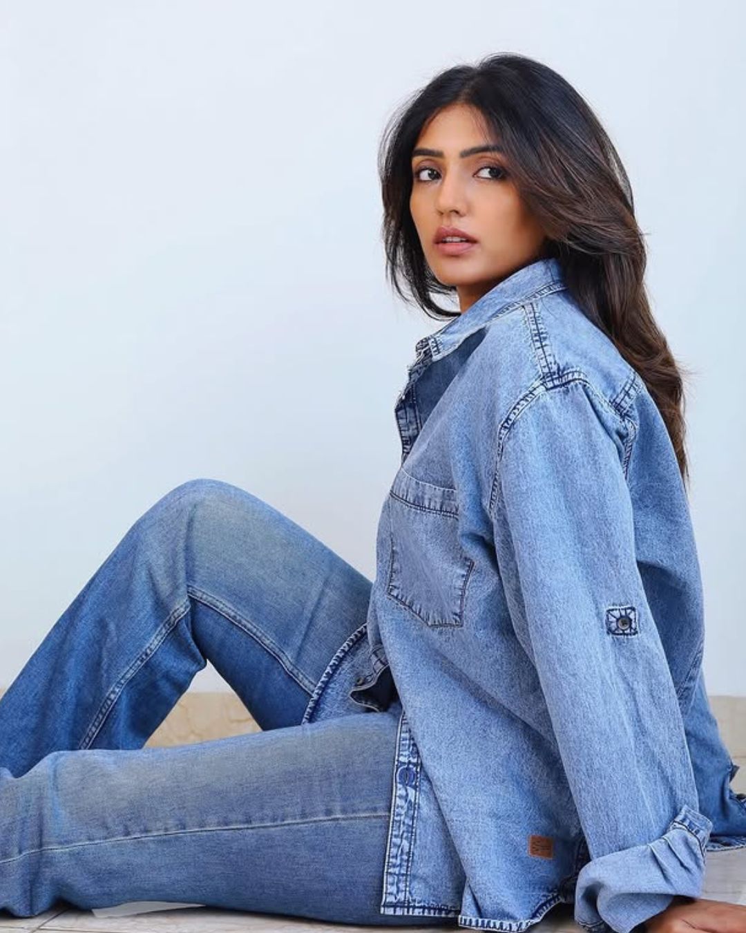 Eesha Rebba : బ్లూ జీన్స్ లో స్టైలిష్ లుక్ లో ఈషా.. క్యా పీస్ మావా…