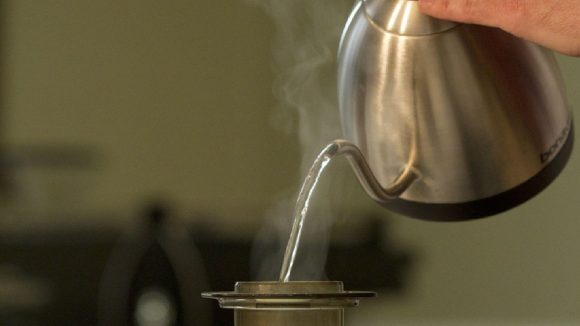 Hot Water: ఈ వస్తువులను వేడినీళ్లతో శుభ్రం చేస్తే అంతే సంగతులు, పాడపోవడం గ్యారెంటీ