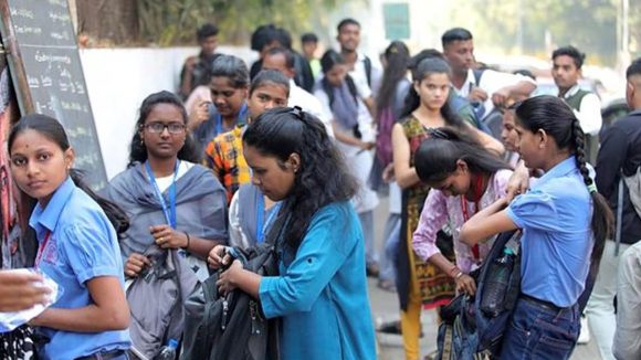 Inter Students: ఇంటర్ విద్యార్థులకు శుభవార్త చెప్పిన ఏపీ ప్రభుత్వం..  ఆ దిగులు అవసరం లేదు