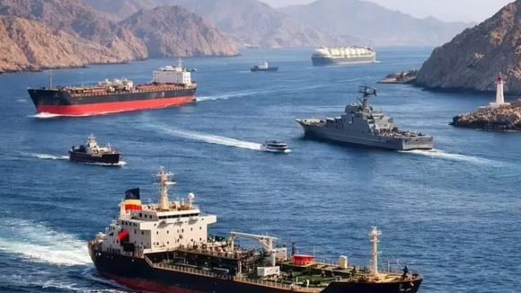 Strait of Hormuz: హోర్ముజ్ జలసంధిలో టెన్షన్.. కంటైనర్ నౌకపై ఇరాన్  కాల్పులు, చర్చలకు సిద్ధమే