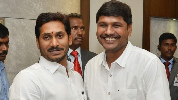 వైసీపీ నేతలకు కష్టాలు..  జగన్ మాజీ సీపీఆర్వో, ఆ పార్టీ మీడియా విభాగం కార్యదర్శి శ్రీహరి అరెస్ట్