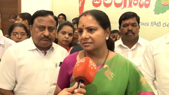 తెలంగాణ ఎంపీలు మోదీకి భయపడ్డారు.. ప్రజలను అవమానిస్తున్నా ఎందుకు నోరు మెదపలేదన్న కవిత