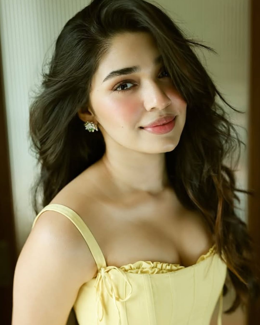 Krithi Shetty : యెల్లో డ్రెస్ లో మెరిసిపోతున్న బేబమ్మ.. క్యూట్ గా ఉంది..