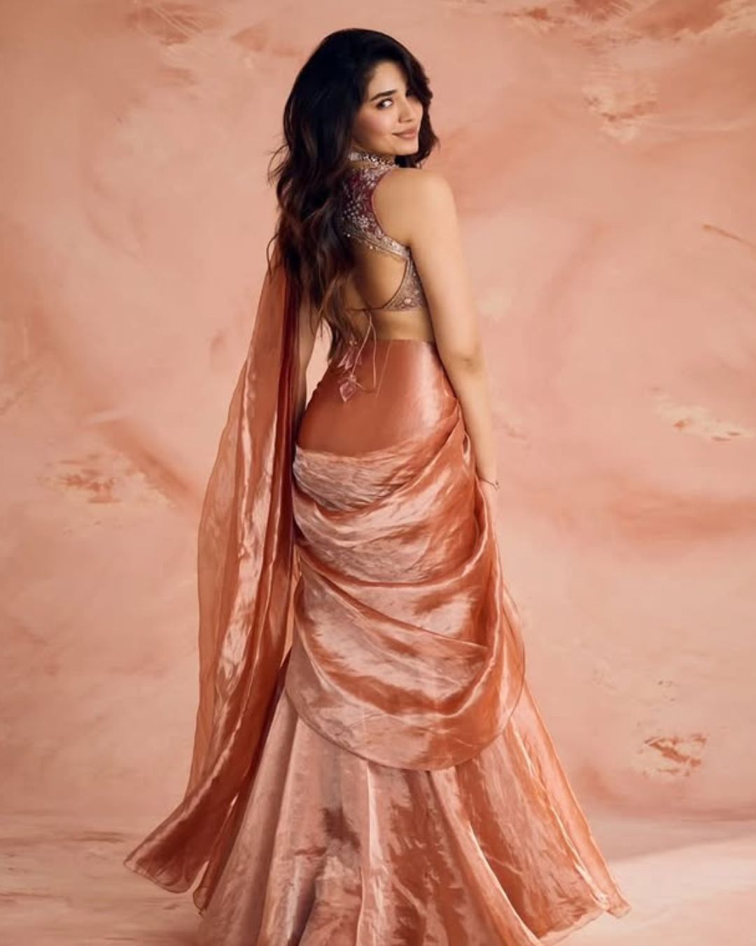 Krithi Shetty : చీరలో వయ్యారాలు వలకబోస్తున్న కృతి.. చూపుతిప్పుకోలేరు…