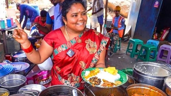 కుమారి ఆంటీ నెల సంపాదన ఎంతో తెలుసా.. లక్షల్లోనే సంపాదిస్తోందిగా ?