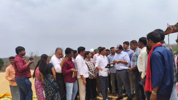 వేగంగా ధాన్యం సేకరణ.. రైతు ముంగిటకే కొనుగోలు వ్యవస్థ, స్టీఫెన్ రవీంద్ర పరిశీలన