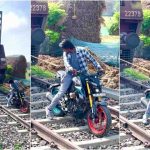 బైకుతో రైలు లాగేందుకు ప్రయత్నం.. వాడిని లోపలేసి కుమ్మేయాలంటూ నెటిజన్స్ ఆగ్రహం!