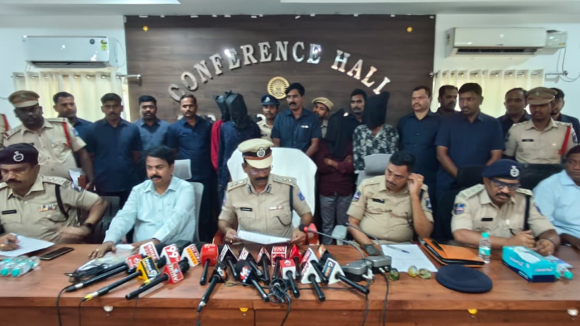 Medchal: పోలీసులకే షాక్ ఇచ్చిన నిందితులు.. క్యాబేజీ బస్తాల కింద ఇంత పెద్ద మోసమా?