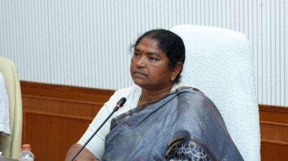 అంగన్‌వాడీ టీచర్లకు అత్యాధునిక ఫోన్లు.. తప్పుడు ప్రచారం చేస్తే జైలుకే, సీతక్క కీలక వ్యాఖ్యలు