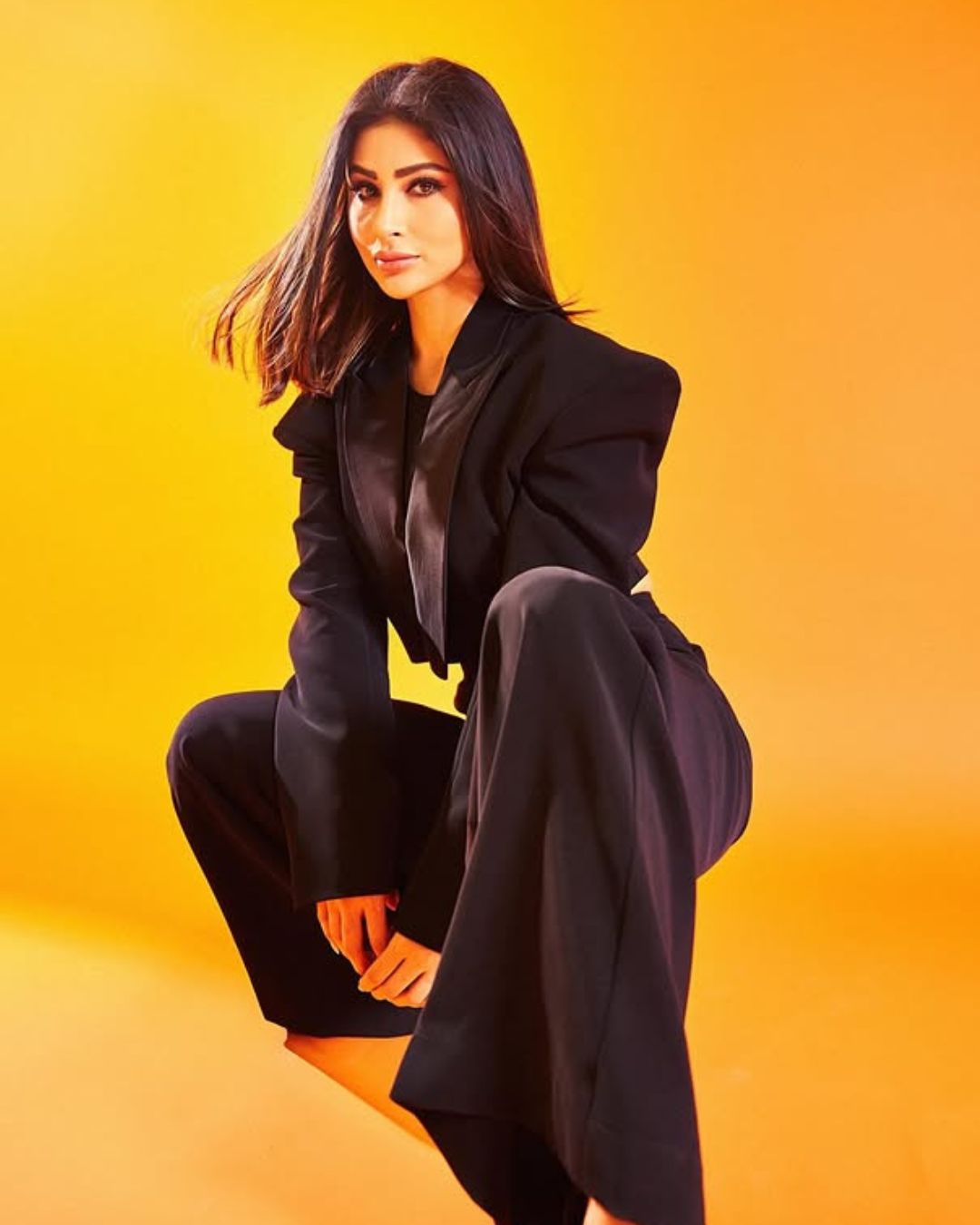 Mouni Roy : బ్లాక్ కోటులో స్టైల్ తో అదరగొట్టింది.. ఫోటోలు వైరల్..
